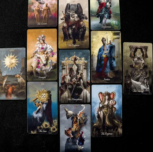 Vista 7 de La Muci Tarot barroco de lámina dorada - Baraja de 78 cartas con guía para principiantes, bordes dorados y obras de arte únicas