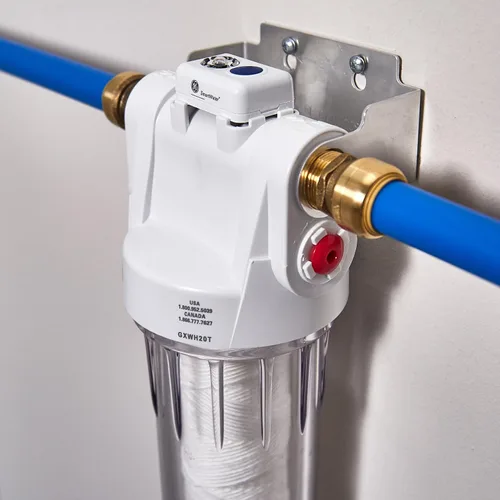 Vista 4 de GE Sistema de filtración de agua para toda la casa y filtro básico Reduce los sedimentos, el óxido y más Kit de instalación y accesorios
