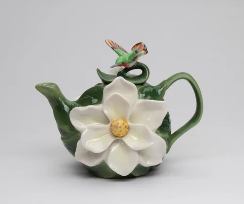 Vista 2 de Tetera de colibrí de porcelana fina con flor de magnolia, 6-1/8" L