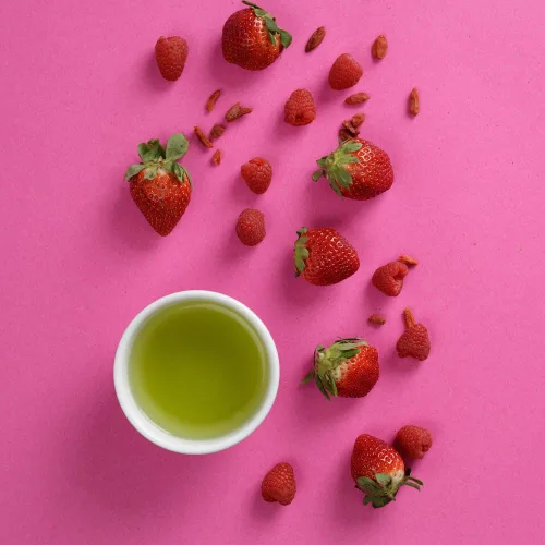 Vista 3 de Harney & Sons Té Matcha Very Berry, bolsa de bolsita de 50 ct Té verde matcha y bancha con sabores a bayas y bayas de goji. Contiene cafeína.