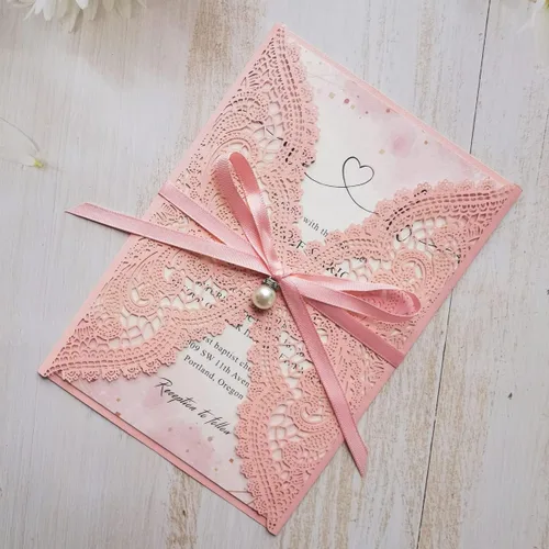 Vista 2 de 50 tarjetas de invitaciones de boda de encaje rosa con cintas y sobres para boda, despedida de soltera, compromiso, invitaciones de cumpleaños