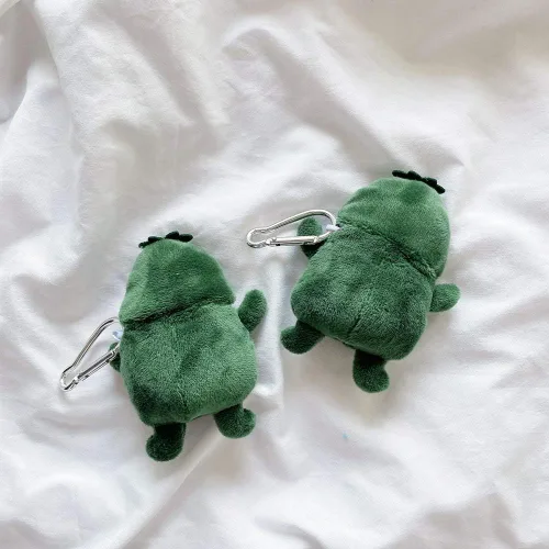 Vista 3 de Funda peluda SGVAHY para AirPods 1 y 2, diseño divertido de dibujos animados en 3D, diseño de aguacate verde suave y cálido, funda esponjosa