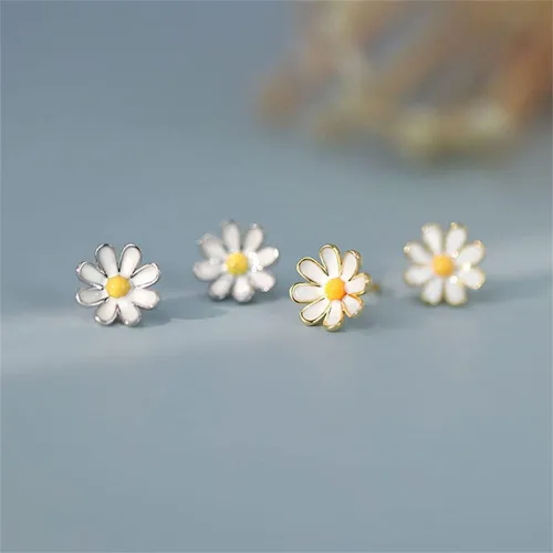 Vista 3 de Aretes pequeños esmaltados de verano con margaritas y girasoles blancos delicados de plata de ley 925, cartílago de flores pequeñas, aretes