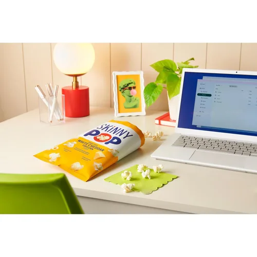 Vista 4 de SkinnyPop Palomitas de maíz, queso cheddar blanco, grano entero, aperitivo sin lácteos, bolsas de 1 oz (12 unidades)