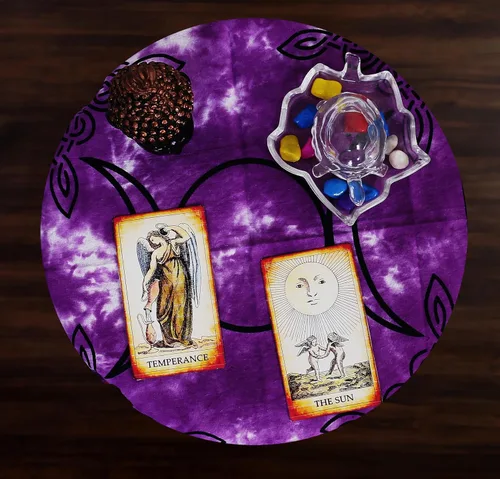 Vista 3 de Indian Consigners Tela de altar púrpura Triple Luna Cuadrado 18" en Alter Tarot Spread