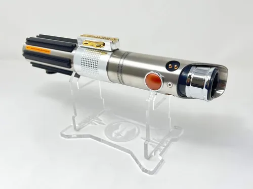 Vista 4 de Galaxy's Edge Star Wars Anakin Skywalker Legacy - Paquete de sable láser con soporte grabado exclusivo Saber Tech