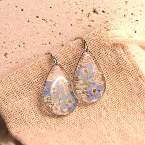 Vista 7 de Jean Beau Aretes de flores prensadas hechos a mano para mujer, flores secas de resina únicas de plata de ley, lágrima colgante, aretes florales