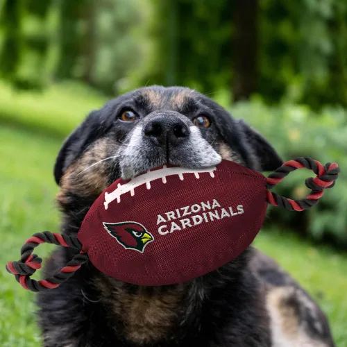 Vista 4 de Juguetes de fútbol NFL Arizona Cardinals para perros de Pets First, materiales de nylon de alta calidad, fuertes cuerdas de tracción, silbato