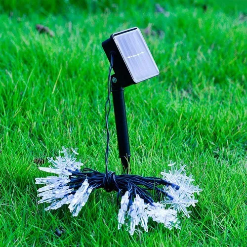 Vista 2 de Cadena de luces LED solares de copo de nieve impermeable de 16 pies para jardín, patio, Navidad, valla, decoraciones de Navidad (colorido)