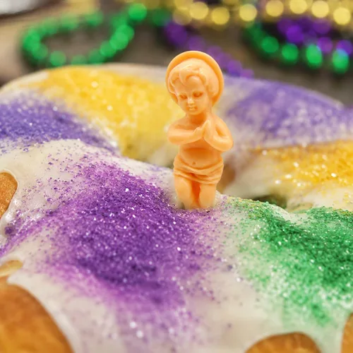 Vista 3 de Westmon Works King Cake Baby Jesus Figurine Mardi Gras Mini figura con bolsa de regalo