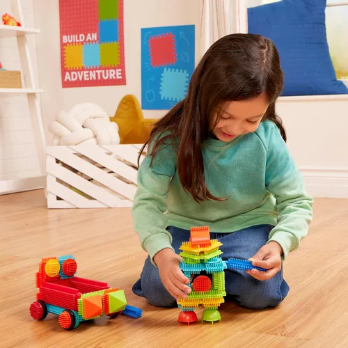 Vista 2 de Juego de bloques Battat Bristle Blocks de 113 piezas Interlocking blocks in bright colors and shapes with wheels for movable builds and easy