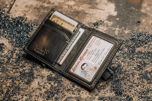 Vista 2 de HoJ Co. Cartera delgada para tarjetas Estuche para tarjetas plegable Cuero de grano completo con acabado bruñido Cartera de bolsillo frontal