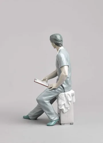 Vista 4 de LLADRÓ Figura de cirujano. Figura de médico de porcelana.