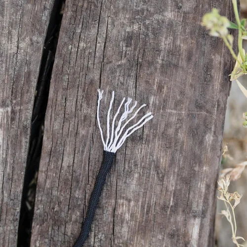 Vista 6 de SURVIVE Pulsera paracord, paquete de 2, kit de supervivencia para emergencias de senderismo, encendedor, brújula, silbato, 3 tamaños de muñeca negro