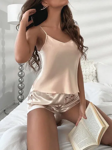 Vista 4 de WDIRARA Conjunto de pijama de satén con cuello en V y pantalones cortos con estampado floral para mujer