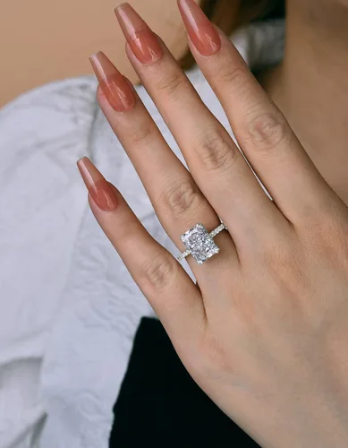 Vista 5 de Impresionante anillo de compromiso de corte radiante de 4.5 quilates para mujer, anillo de diamantes de imitación, anillo de promesa de plata de ley