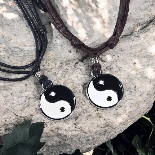 Vista 6 de BlueRica Yin y Yang en collar de cordón ajustable