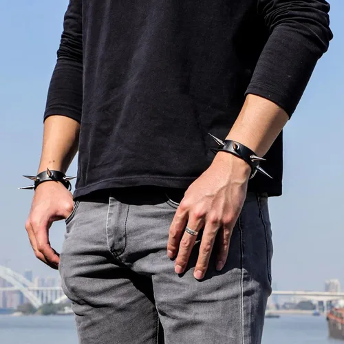 Vista 7 de MILAKOO 2 pulseras de piel sintética estilo punk con remaches y detalles de púas, Sin gemas.