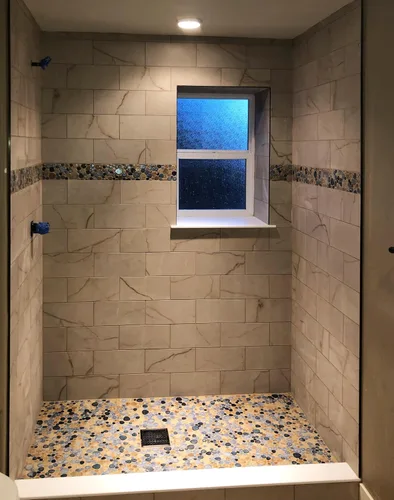 Vista 5 de Blujellyfish Azulejo de Porcelana de Guijarro Cerámico de Mosaico Azul Esmaltado para Piscina, Baño, Ducha, Pared y Suelo TSTGPT001