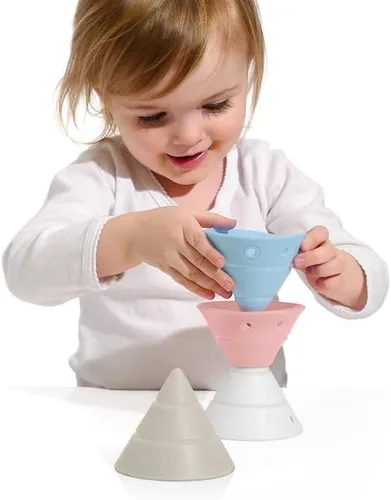 Vista 5 de Fat Brain Toys Hix by MOLUK - Pasteles - Conos apilables de silicona plegables, a partir de 2 años Foldable cones for artful stacking. Creative