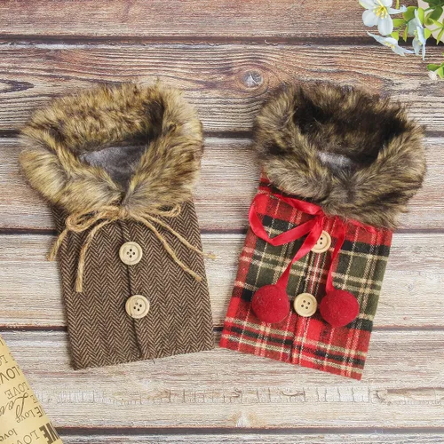 Vista 6 de Tanlee 4 fundas de suéter de Navidad a cuadros para botellas de vino con cuello de piel sintética y diseño de capa de botón para decoraciones