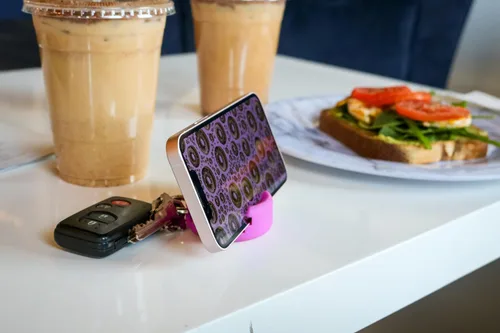 Vista 2 de GoDonut Mini llavero portátil para teléfono celular, accesorio de escritorio perfecto para viajes, oficina y mesita de noche, compatible con iPad