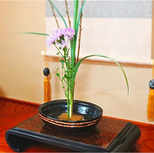 Vista 4 de KAKURI Kenzan Flower Frog Black Mini Round 2.4 pulgadas, suministros de arreglos florales japoneses de Ikebana, rana profesional para flores, acero