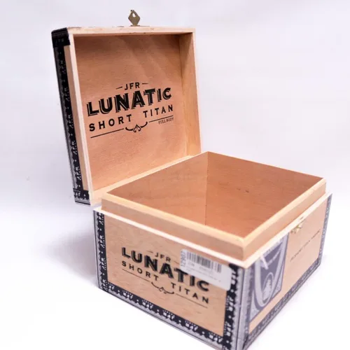 Vista 4 de Lunatic Caja de cigarros de madera corta Titan Habano Vacía - 7" x 6" x 4