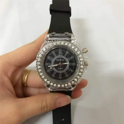 Vista 3 de CdyBox - Reloj de pulsera de silicona con luces de colores LED luminosos para niñas y niños