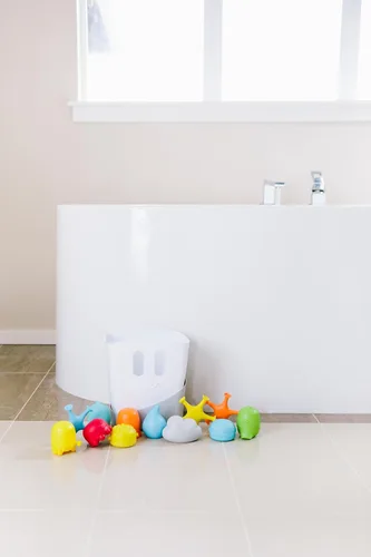 Vista 3 de Ubbi Set de regalo esencial para el tiempo del baño del bebé, recipiente de juguete de baño con drenaje de pie, apto para lavavajillas, blanco