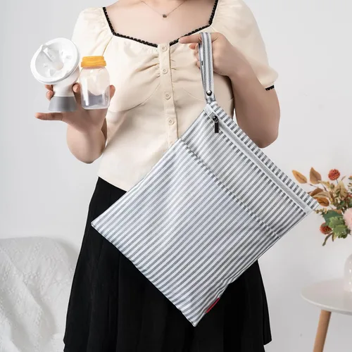 Vista 6 de Bolsa húmeda y seca BABEYER para almacenamiento de piezas de extractor de leche, bolsa impermeable para piezas de bomba con alfombrilla para mamás