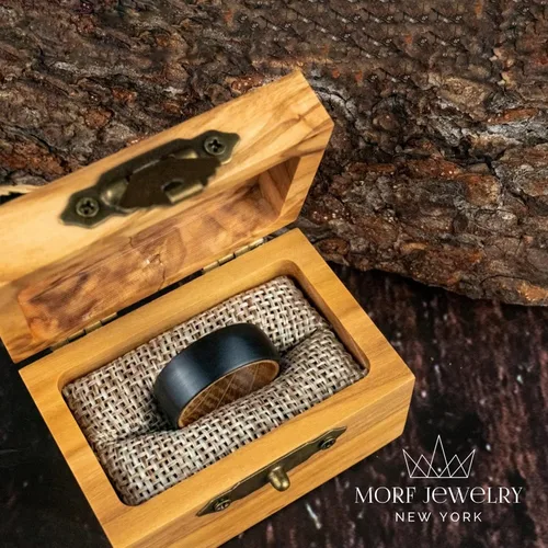 Vista 6 de Anillo de boda de tungsteno con barril de whisky, anillo de madera de tungsteno para boda, anillo minimalista de compromiso para parejas, anillo
