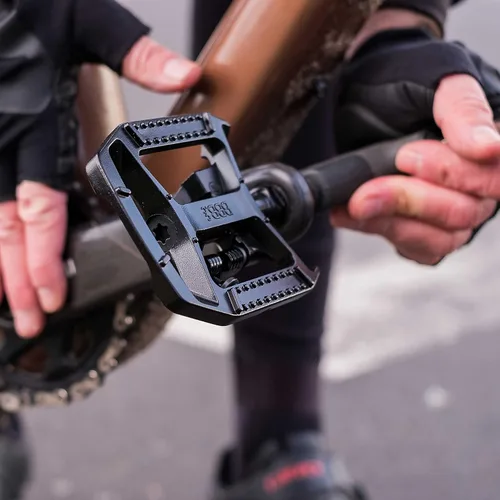 Vista 4 de BBB Pedales de doble función para bicicleta de carretera con tacos SPD y plano 9/16 "jaula de aluminio duradera tensión ajustable para MTB E-MTB