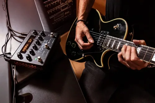 Vista 2 de IK Multimedia TONEX Pedal: Pedal de efectos múltiples estéreo para guitarra y bajo con 150 preestablecidos, 15 FX Pre/Post, afinador, Tap Tempo Negro