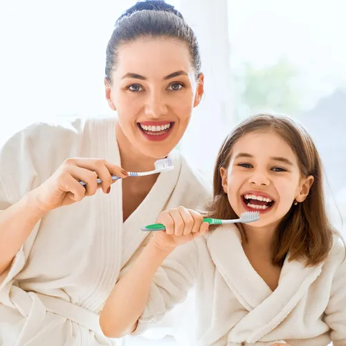 Vista 5 de Honeydak Paquete de 200 cepillos de dientes desechables a granel, de alta calidad, envueltos individualmente, multicolor, cerdas medianas y suaves