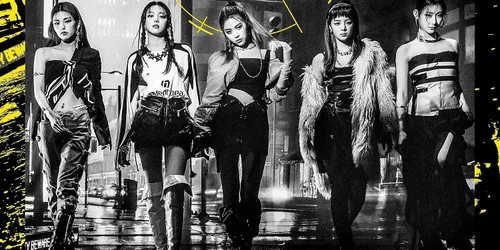 Vista 4 de ITZY Guess Who 4th Mini Album 3 VERSIÓN SET 1p Mini póster plegable en paquete+72p PhotoBook+2p PhotoCard+Pegatina+Tipo de periódico+Mensaje