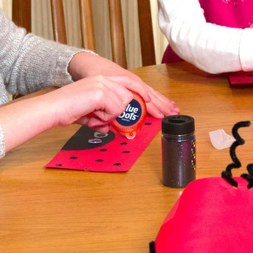 Vista 4 de Glue Dots N' Go Dispensador con puntos para manualidades, (04484). 375 pulgadas, rojo, 200 unidades y 8961 1/2 pulgada escolar 600 unidades paquete