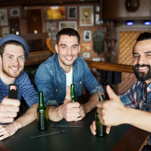 Vista 7 de Abrebotellas de acero inoxidable con forma de abrebotellas, abrelatas de cerveza negra, mango plano, abrebotellas de cerveza para el hogar, cocina