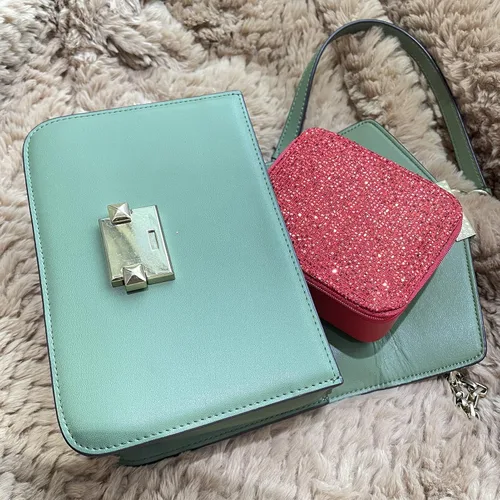 Vista 6 de AILONMEI Pequeña caja organizadora de joyas para mujeres, minicajas de joyería de cuero portátiles, almacenamiento de aretes, anillos de viaje