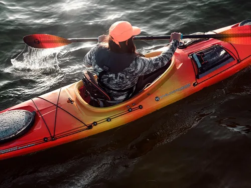 Vista 6 de Wilderness Systems Tsunami 125 - Kayak de turismo sentado dentro - Múltiples opciones de almacenamiento - 12.6 pies