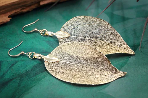 Vista 4 de Joyas de hoja de oro rosa y plata para mujer. Pendientes de hoja natural y collares circulares colgantes. Elegantes conjuntos de joyas colgantes.