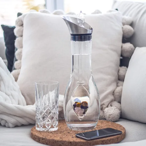 Vista 8 de VitaJuwel Era Five Elements Jarra de agua de cristal con amatista · Calcedonia · Madera petrificada · Cuarzo rosa y ágata Alineación · Puesta a
