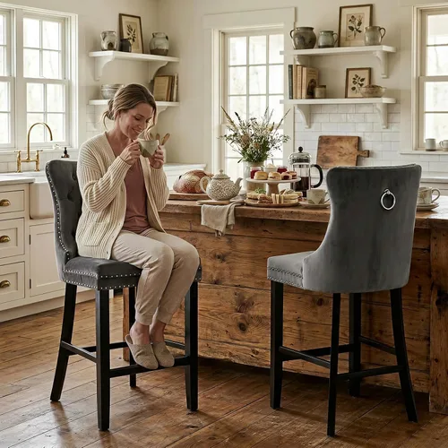 Vista 264 de SoarFlash Juego de 2 taburetes de bar tapizados de terciopelo moderno con patas de madera, botones acolchados, cabeza de clavo cromada, asiento