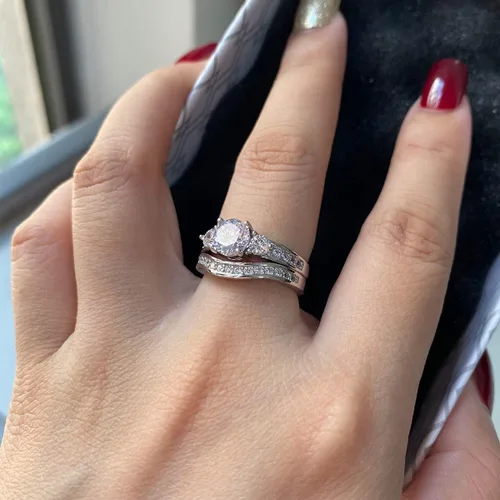 Vista 4 de Juego de anillos de novia de 1.8 quilates con circonita cúbica para mujer, anillos de boda vintage, tres piedras de promesa de oro de 18 quilates