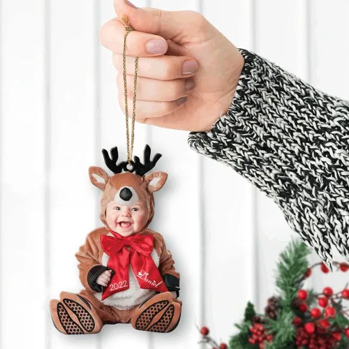 Vista 5 de Adorno personalizado de primera Navidad del bebé con carga de foto, decoración plana colgante de cara de recién nacido para árbol navideño, lindo