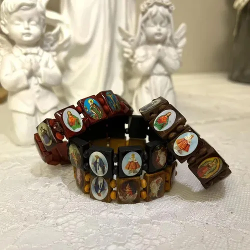 Vista 5 de Fnjuucw - 4 pulseras de madera de Jesús rosario, pulsera elástica de madera pequeña, con imágenes de santos religiosos Jesús, regalo para hombres