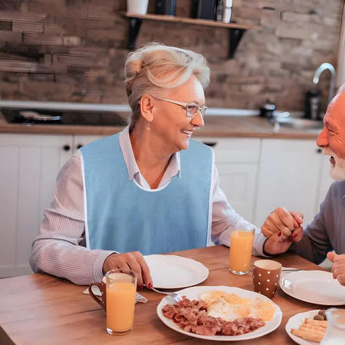 Vista 2 de Pozico Baberos para Adultos para Comer Mujeres/Hombres/Personas Mayores Lavables, Impermeables, Protectores de Ropa y Baberos para Adultos