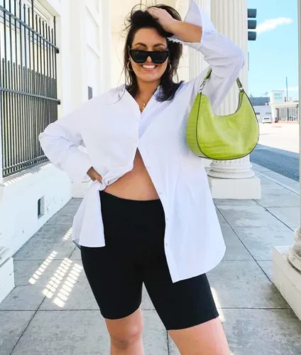 Vista 2 de NEW YOUNG Paquete de 3 pantalones cortos de ciclismo de talla grande con bolsillos para mujer, pantalones cortos de entrenamiento de cintura alta