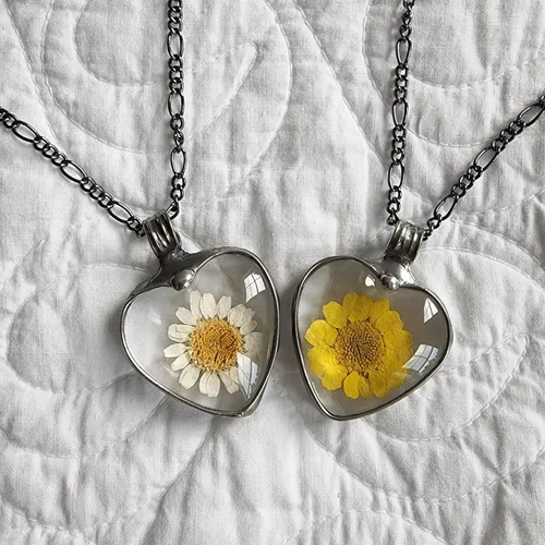 Vista 13 de Real Pressed Flower Daisy Heart Necklace for Women, Wildflower Pendant, Truly Handmade Terrarium Jewelry, Glass Jewelry, Artisan Designed and Hand