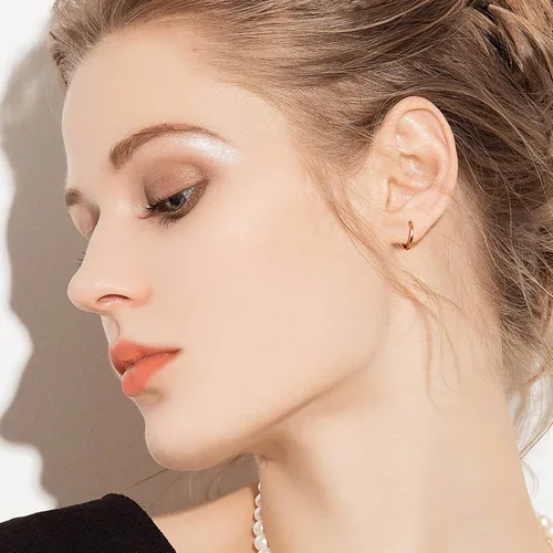 Vista 9 de Aretes de aro pequeños con relleno de oro de 18 quilates para mujeres y hombres, aretes de aro de tubo sin fin, ligeros y pequeños hechos a mano